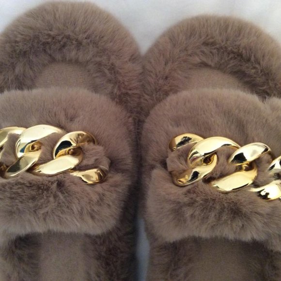 Beige Faux Fur fluffy Slippers NWOB with Gold Chain non-slip rubber soles size 7 - Picture 7 of 8